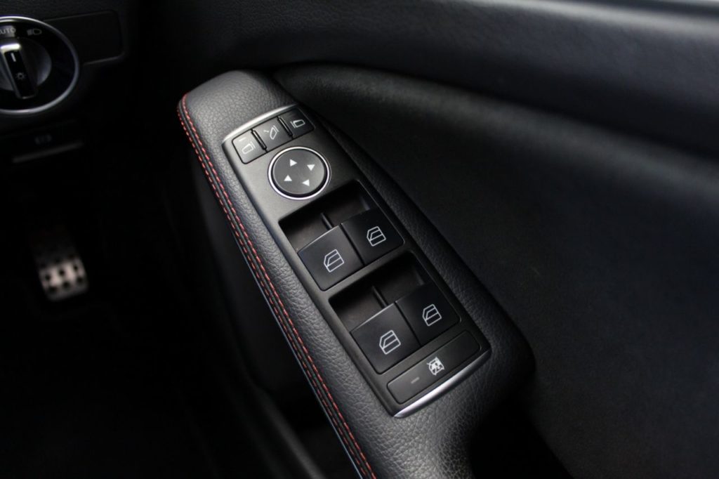 Used_2016_WHITE_MERCEDES-BENZ_A-CLASS_2