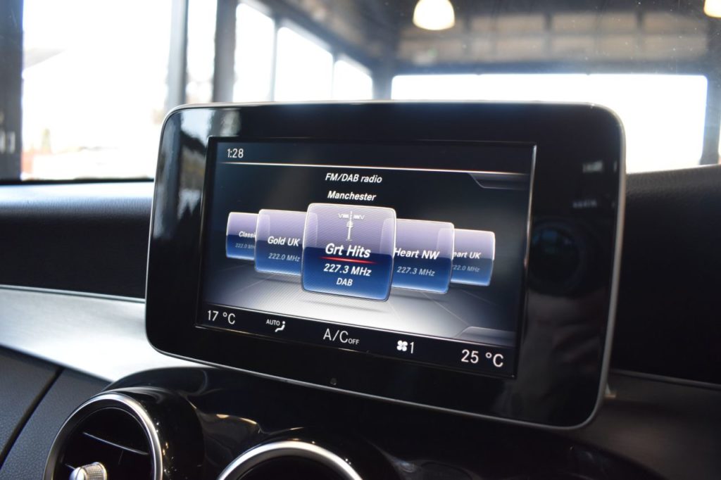 Used_2015_SILVER_MERCEDES-BENZ_C-CLASS_2