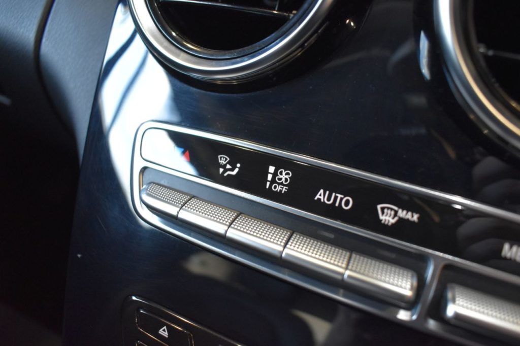 Used_2015_SILVER_MERCEDES-BENZ_C-CLASS_2