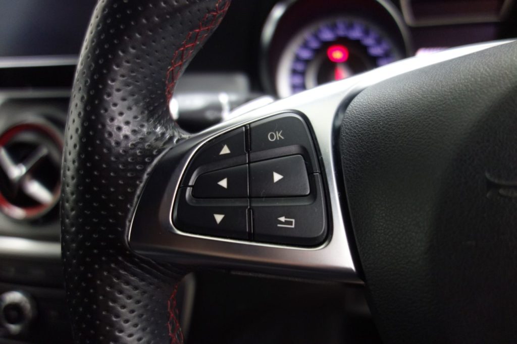 Used_2015_WHITE_MERCEDES-BENZ_CLA_2