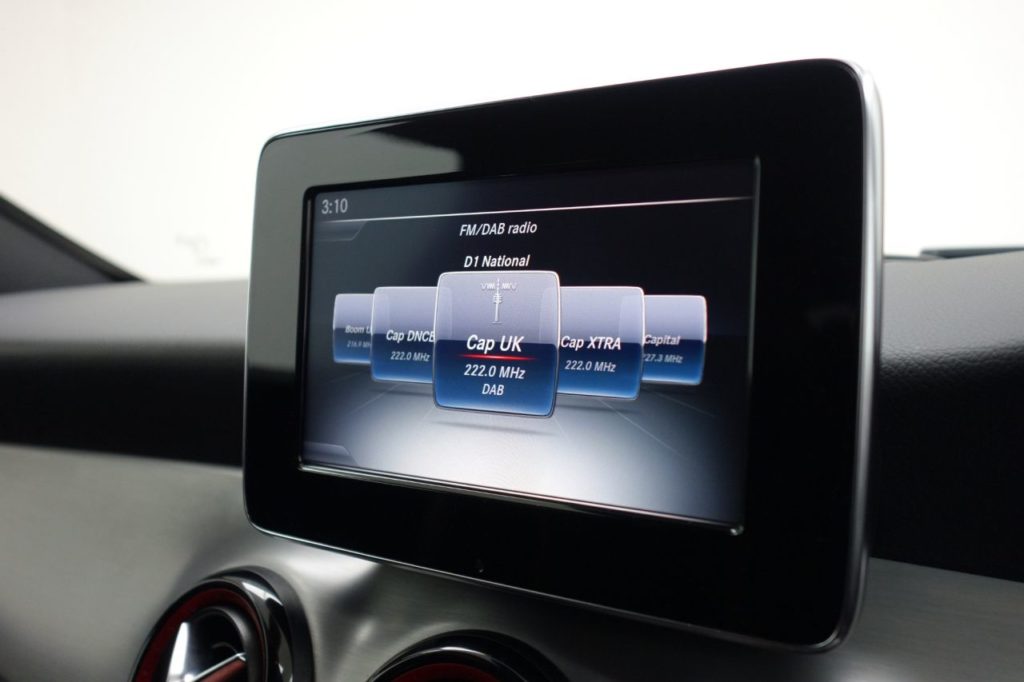 Used_2015_WHITE_MERCEDES-BENZ_CLA_2