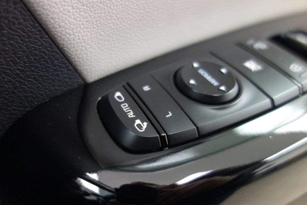 Used_2016_WHITE_KIA_SPORTAGE_2