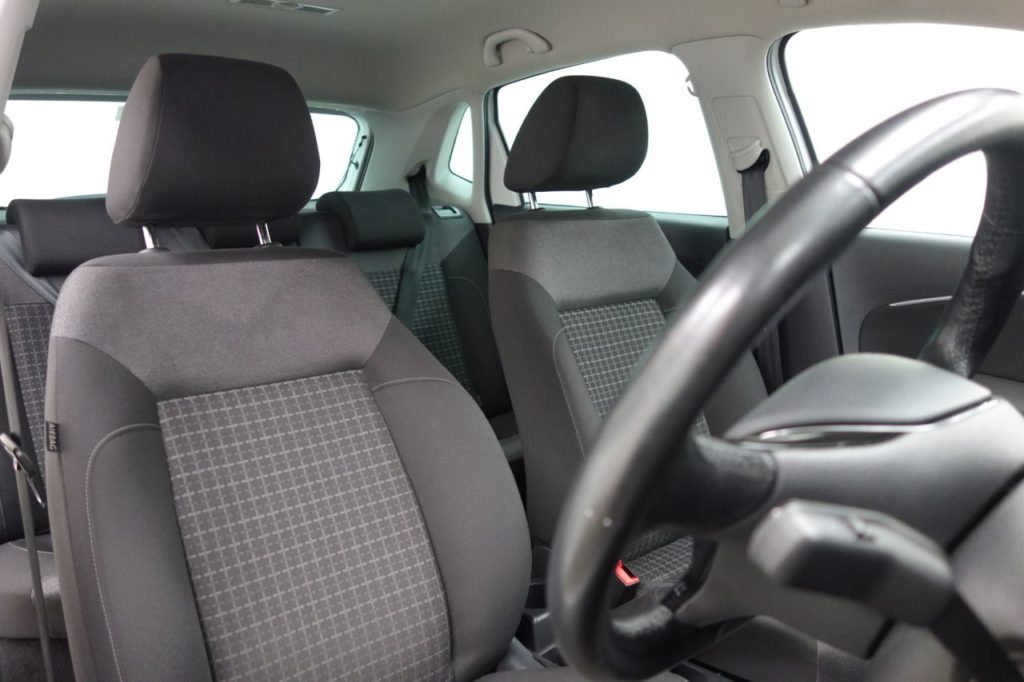 Used_2017_WHITE_VOLKSWAGEN_POLO_1