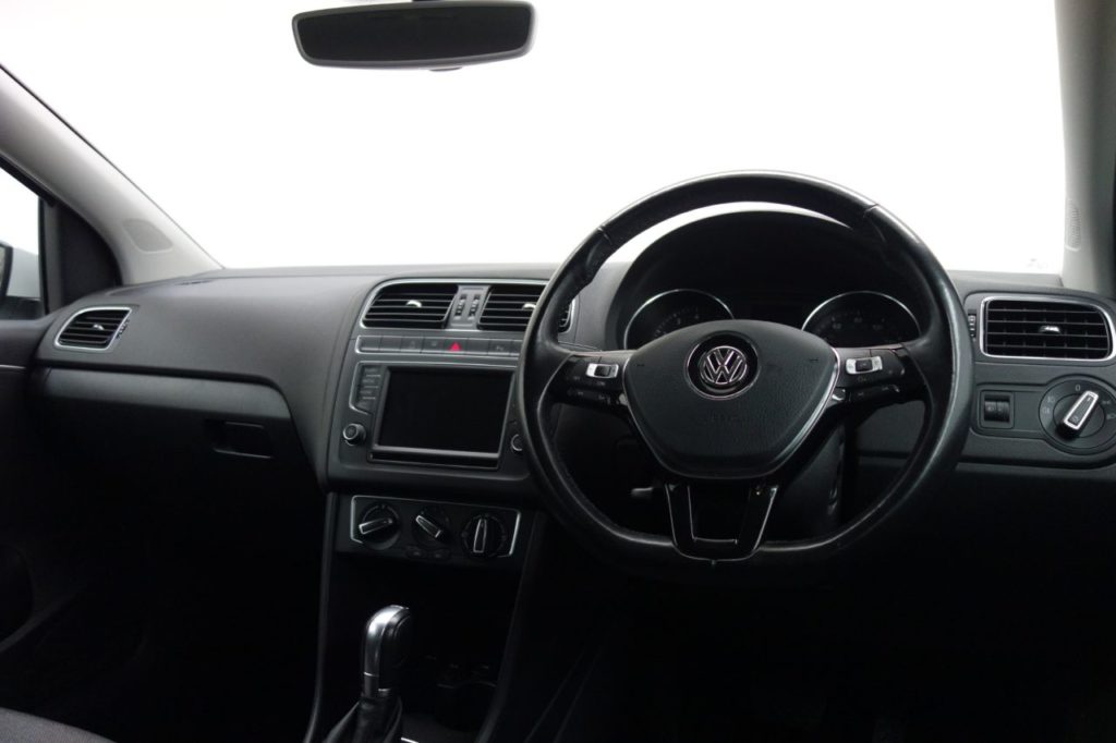 Used_2017_WHITE_VOLKSWAGEN_POLO_1