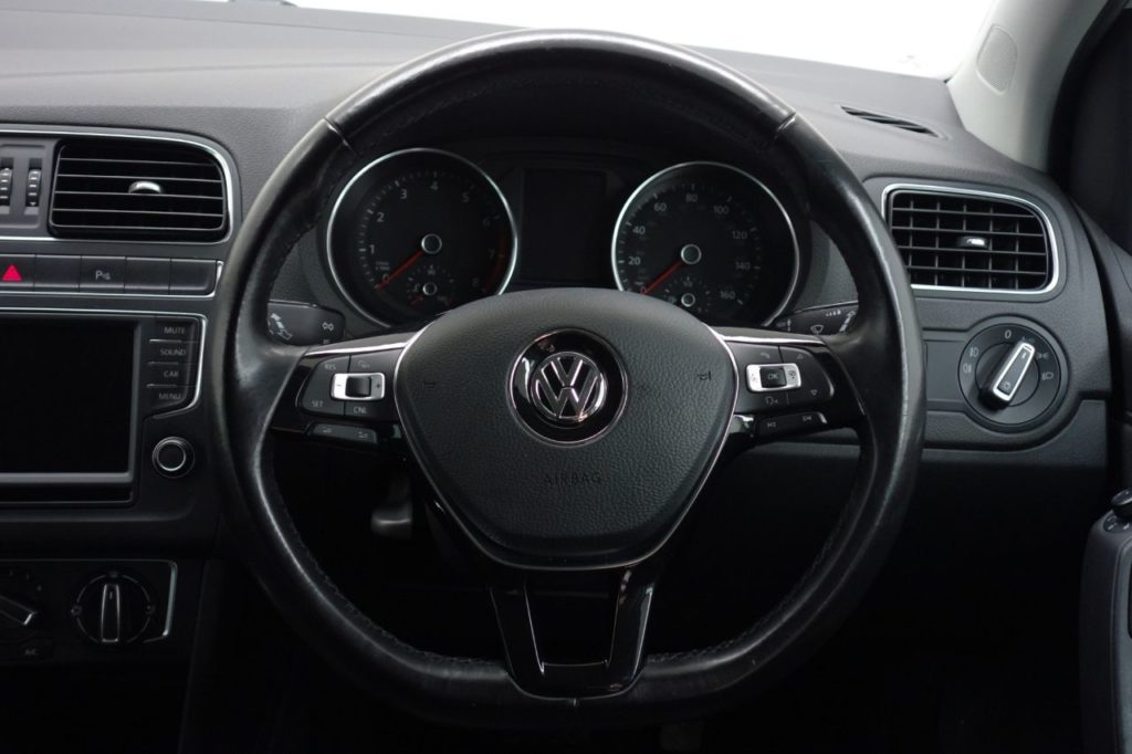 Used_2017_WHITE_VOLKSWAGEN_POLO_1