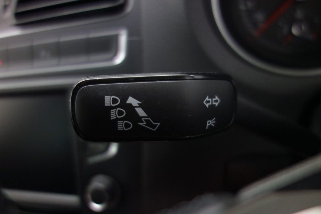 Used_2017_WHITE_VOLKSWAGEN_POLO_1