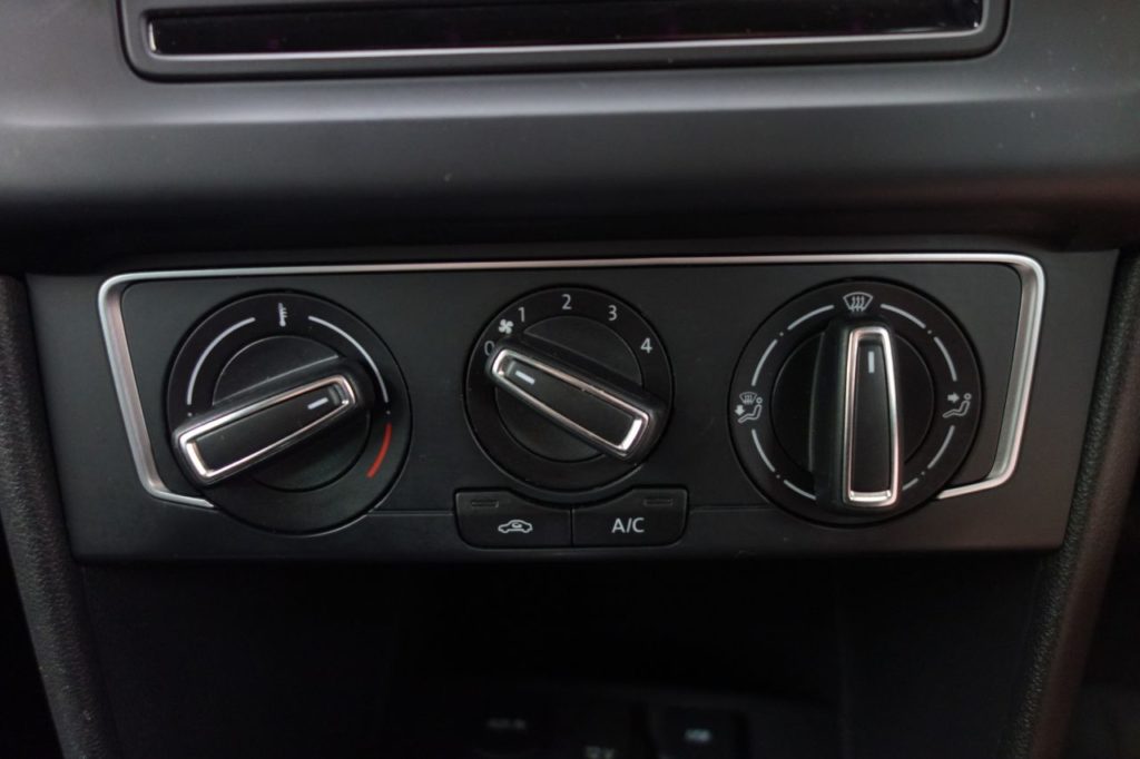 Used_2017_WHITE_VOLKSWAGEN_POLO_1
