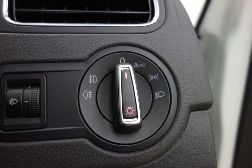 Used_2017_WHITE_VOLKSWAGEN_POLO_1