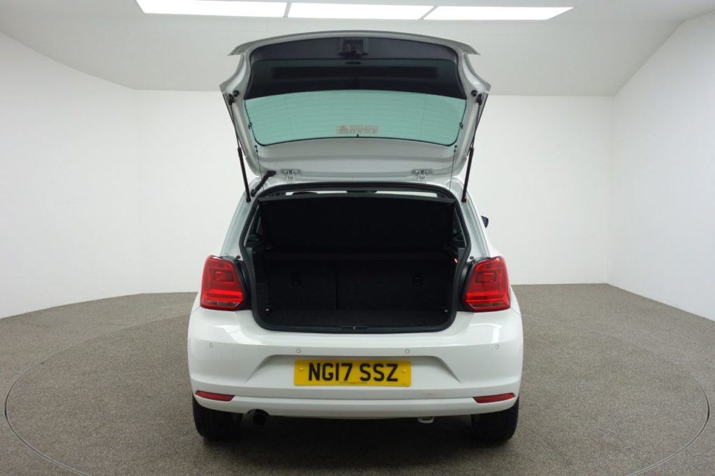 Used_2017_WHITE_VOLKSWAGEN_POLO_1