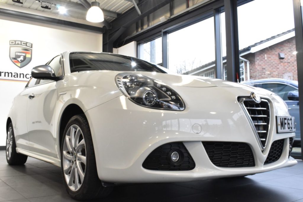 Used_2013_WHITE_ALFA-ROMEO_GIULIETTA_2