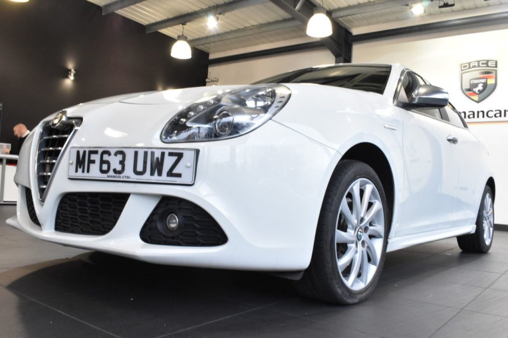 Used_2013_WHITE_ALFA-ROMEO_GIULIETTA_2