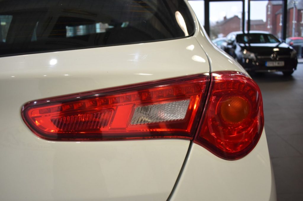 Used_2013_WHITE_ALFA-ROMEO_GIULIETTA_2