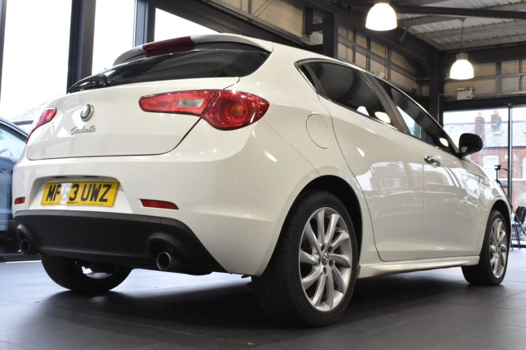 Used_2013_WHITE_ALFA-ROMEO_GIULIETTA_2