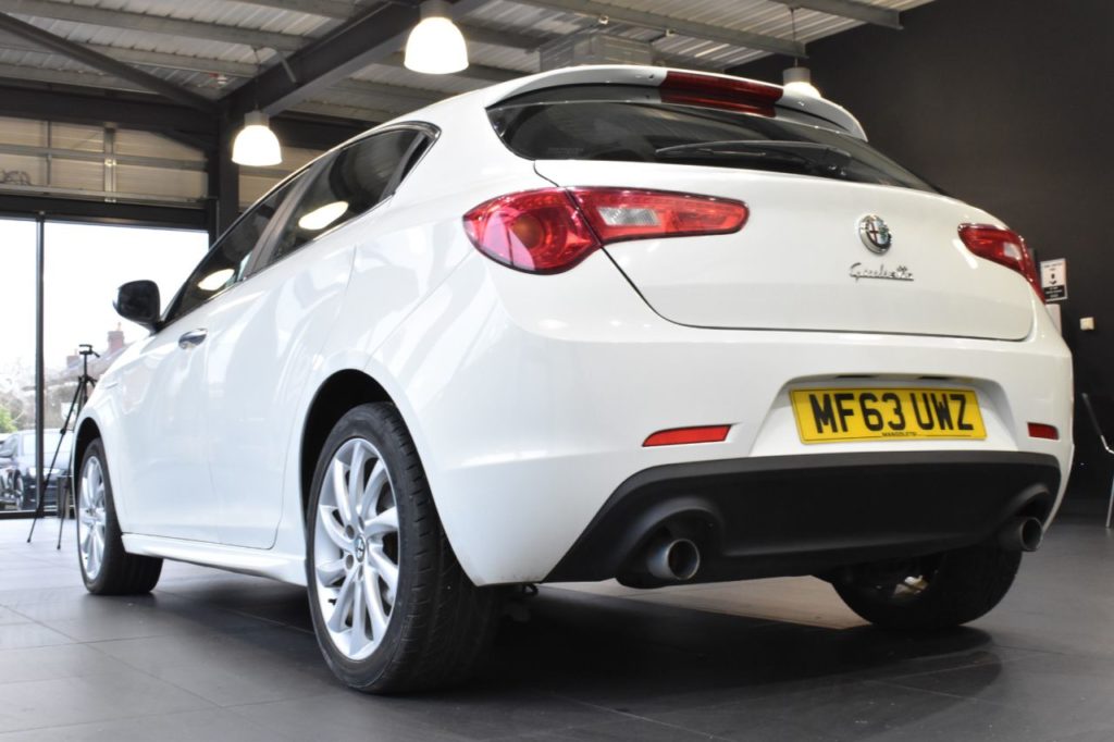 Used_2013_WHITE_ALFA-ROMEO_GIULIETTA_2