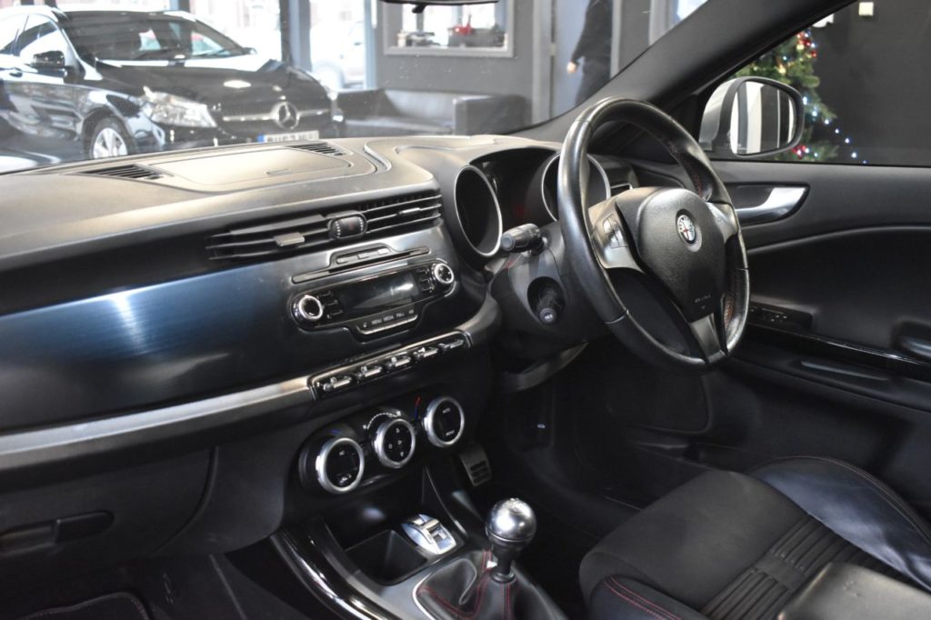 Used_2013_WHITE_ALFA-ROMEO_GIULIETTA_2