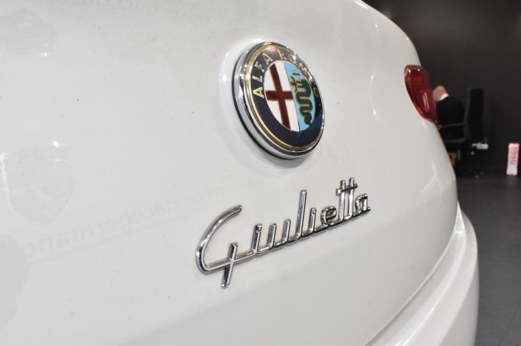 Used_2013_WHITE_ALFA-ROMEO_GIULIETTA_2