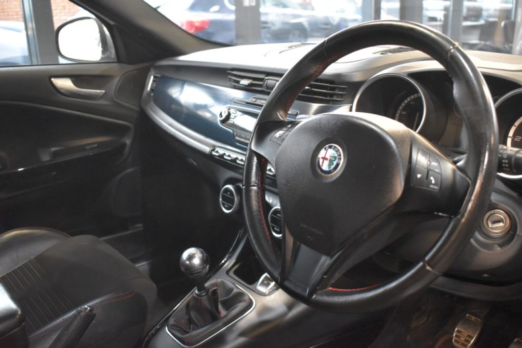 Used_2013_WHITE_ALFA-ROMEO_GIULIETTA_2