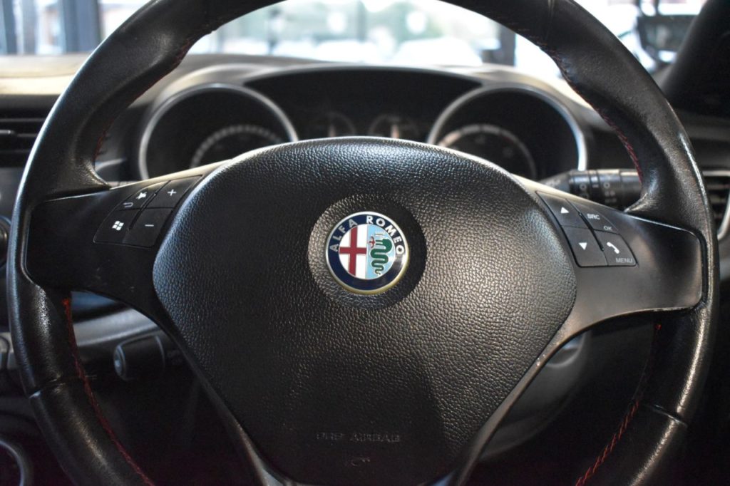 Used_2013_WHITE_ALFA-ROMEO_GIULIETTA_2