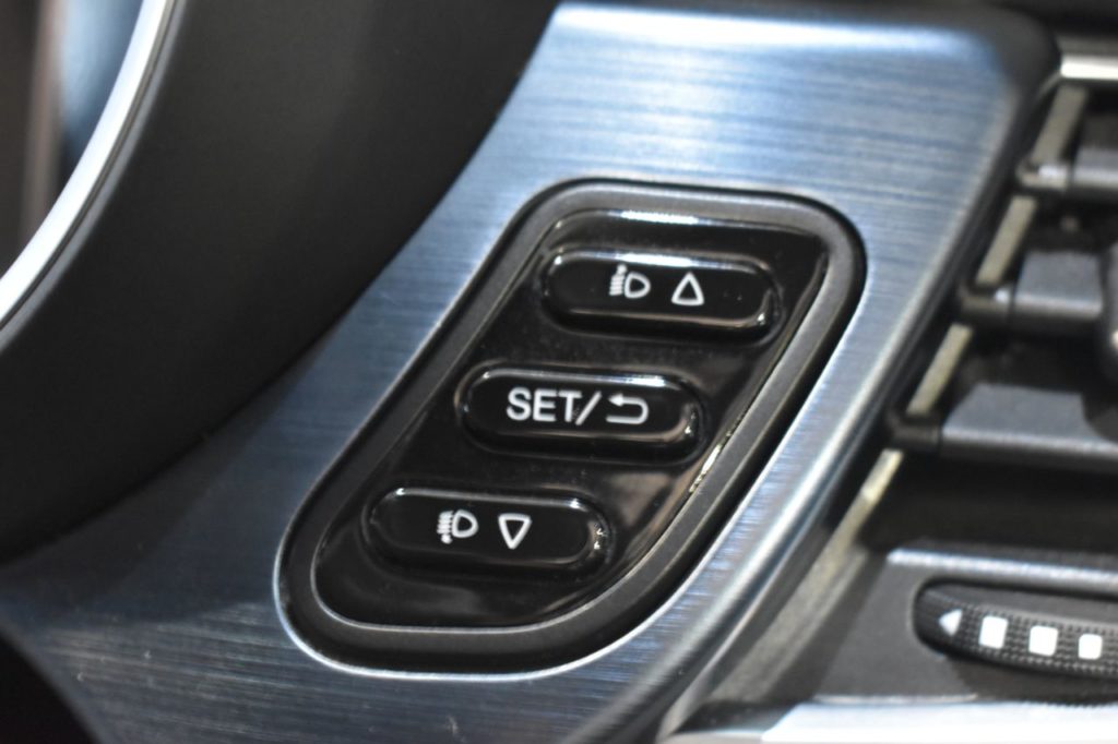 Used_2013_WHITE_ALFA-ROMEO_GIULIETTA_2
