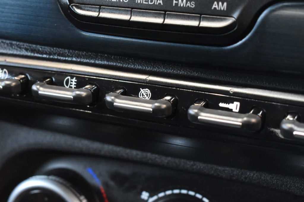 Used_2013_WHITE_ALFA-ROMEO_GIULIETTA_2
