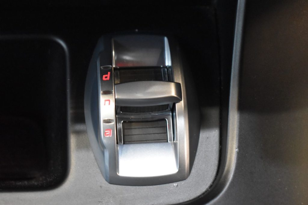 Used_2013_WHITE_ALFA-ROMEO_GIULIETTA_2
