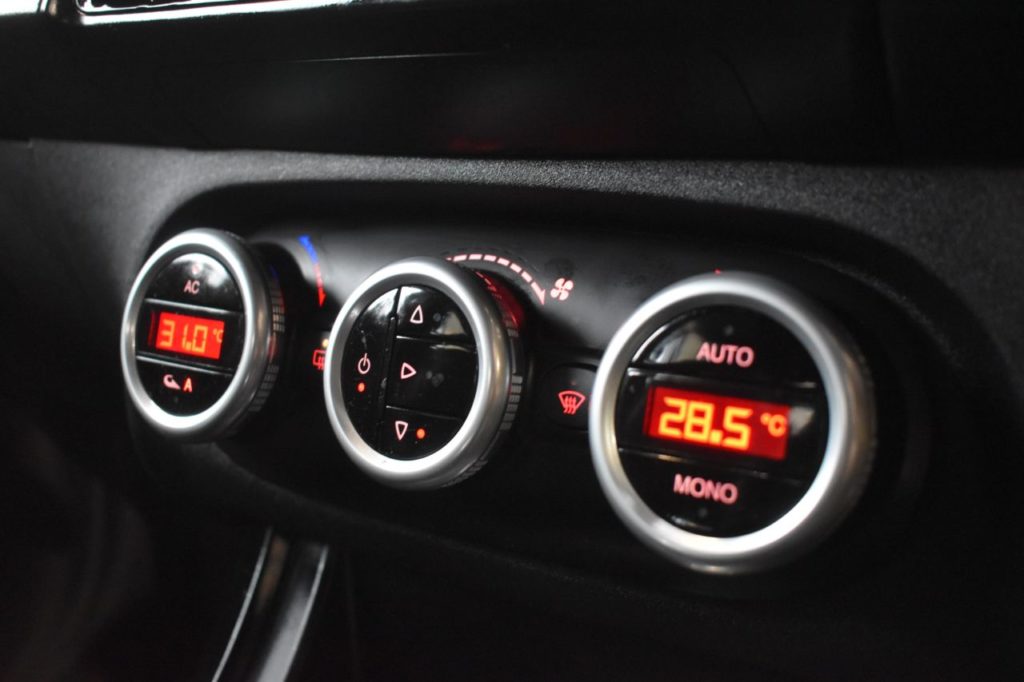 Used_2013_WHITE_ALFA-ROMEO_GIULIETTA_2
