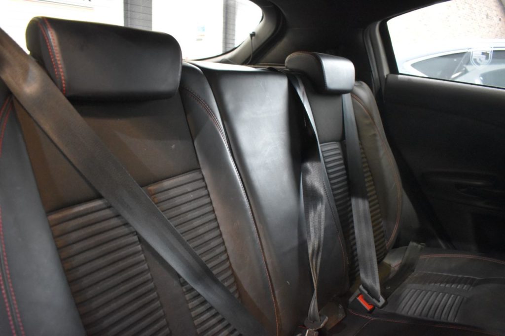 Used_2013_WHITE_ALFA-ROMEO_GIULIETTA_2