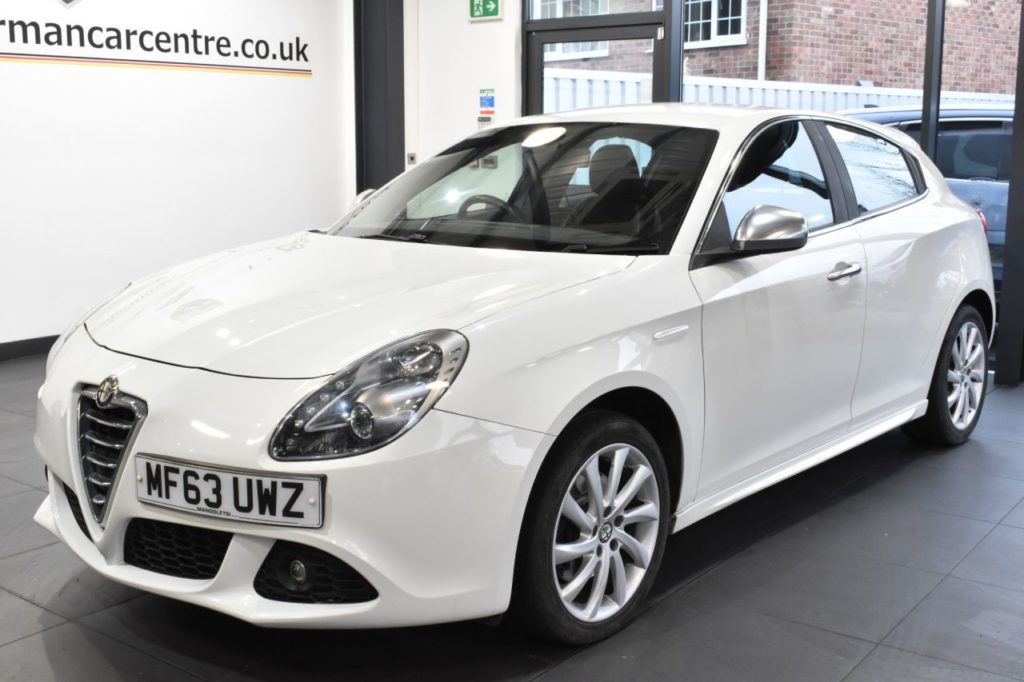 Used_2013_WHITE_ALFA-ROMEO_GIULIETTA_2