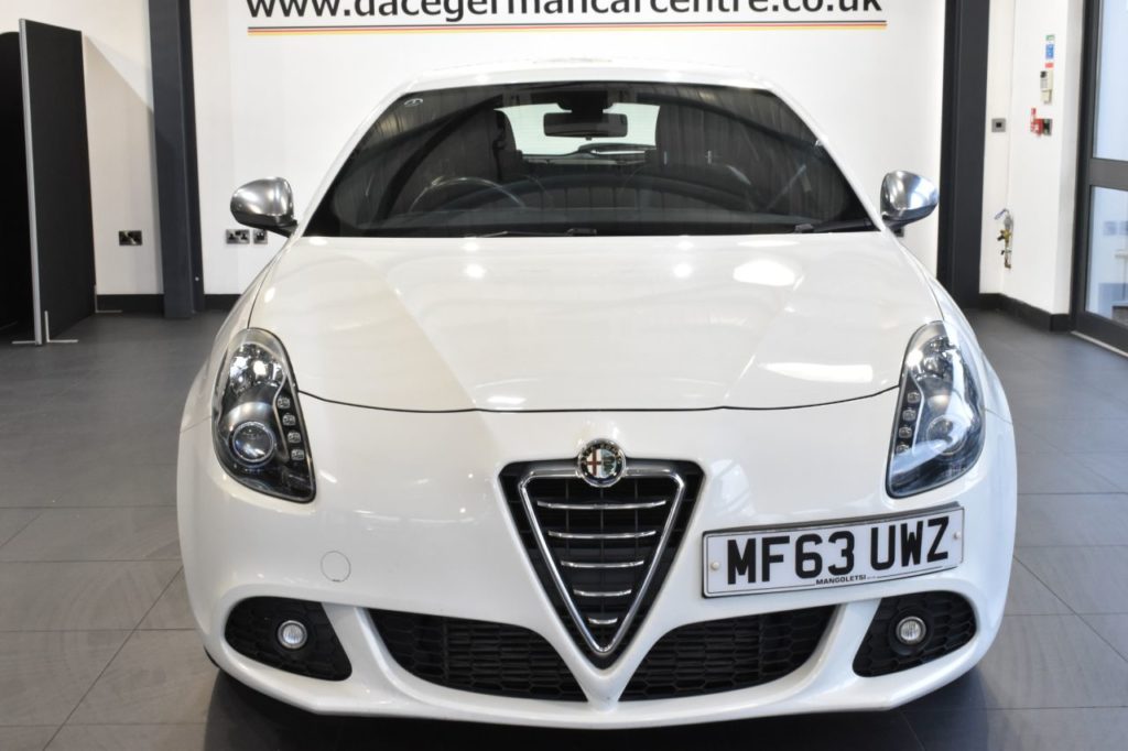 Used_2013_WHITE_ALFA-ROMEO_GIULIETTA_2