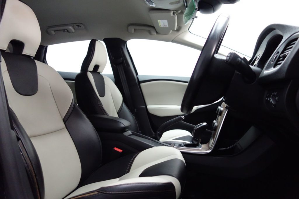 Used_2014_BLACK_VOLVO_V40_1
