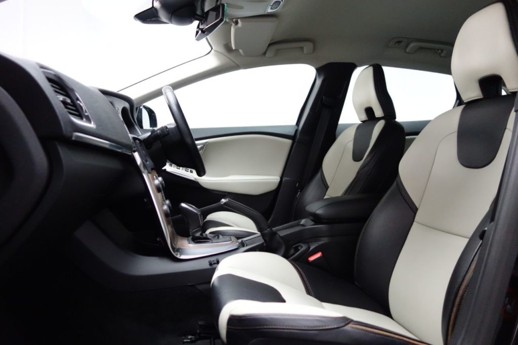Used_2014_BLACK_VOLVO_V40_1