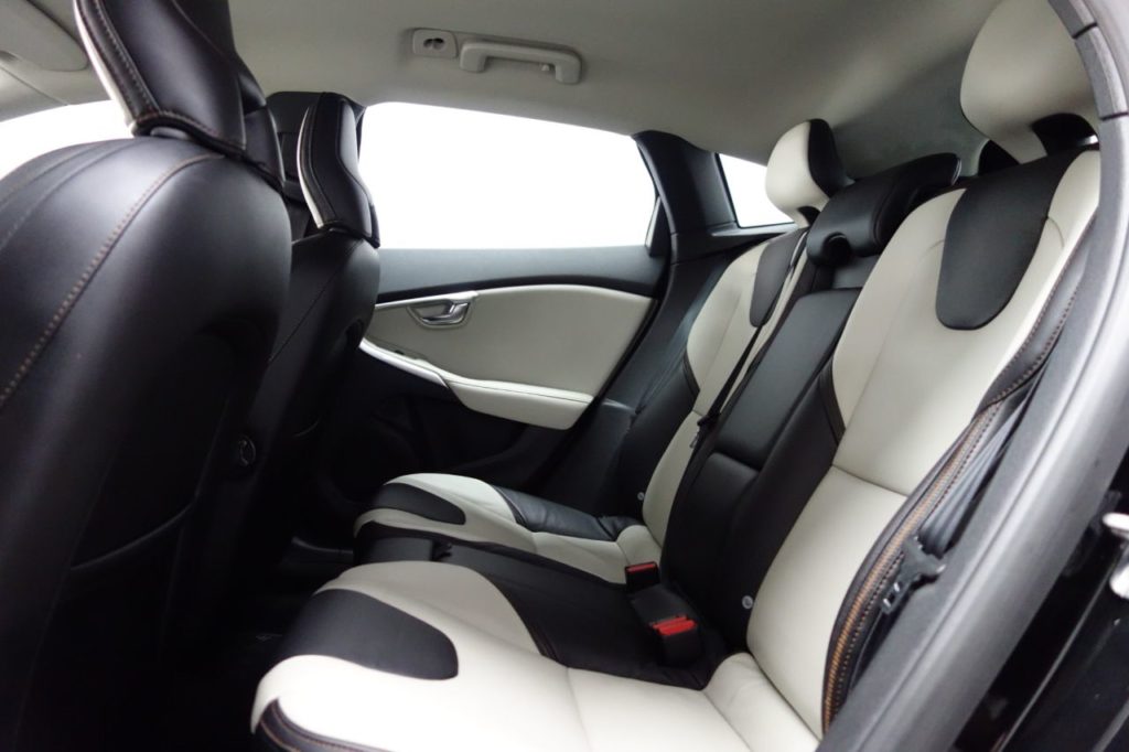 Used_2014_BLACK_VOLVO_V40_1