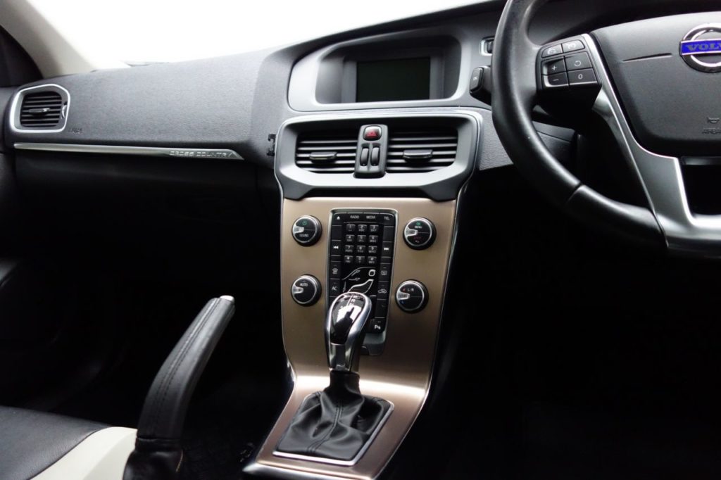Used_2014_BLACK_VOLVO_V40_1