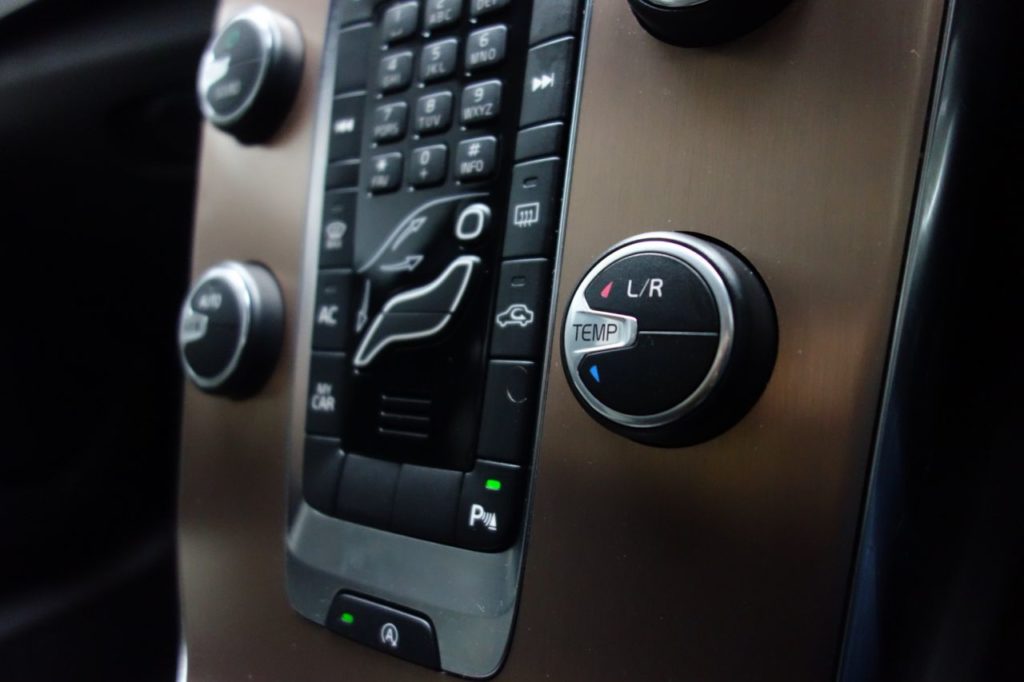 Used_2014_BLACK_VOLVO_V40_1