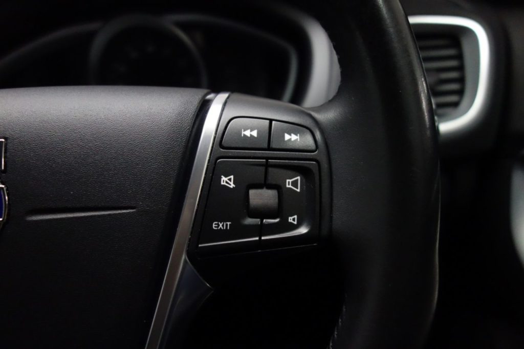 Used_2014_BLACK_VOLVO_V40_1