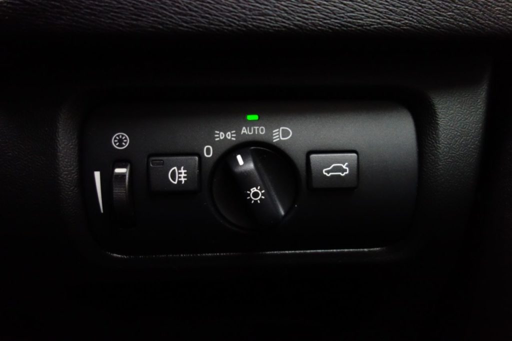 Used_2014_BLACK_VOLVO_V40_1