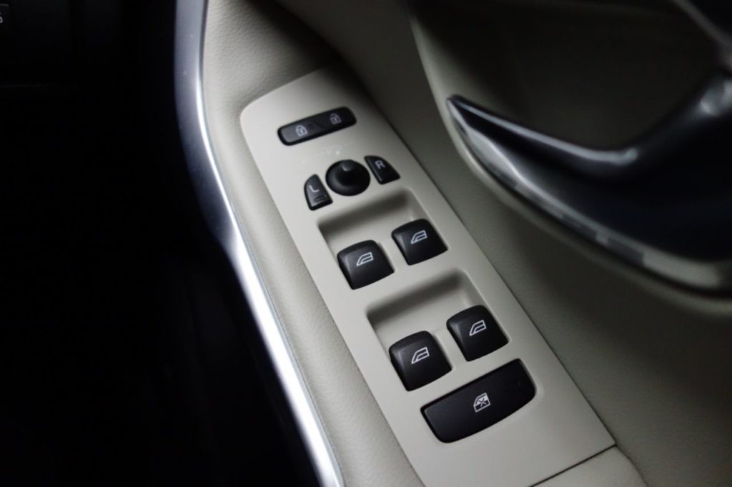 Used_2014_BLACK_VOLVO_V40_1