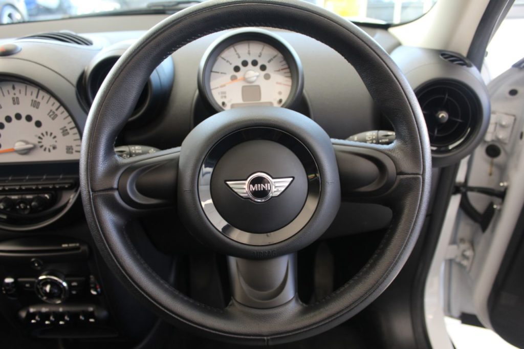 Used_2014_WHITE_MINI_COUNTRYMAN_1
