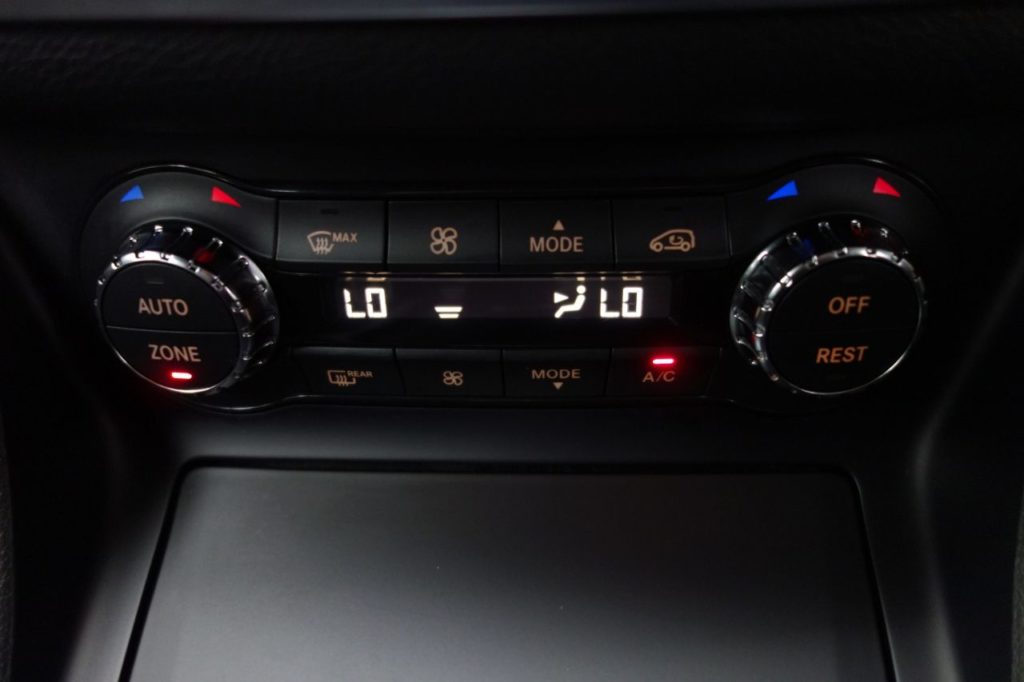 Used_2016_GREY_MERCEDES-BENZ_CLA_2