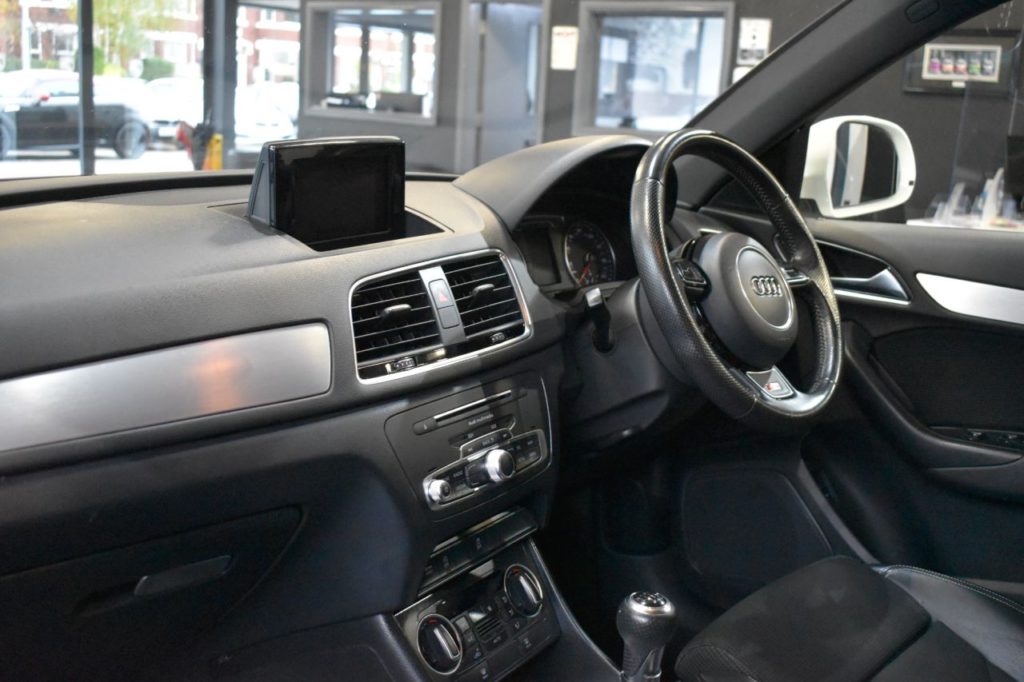Used_2016_WHITE_AUDI_Q3_1