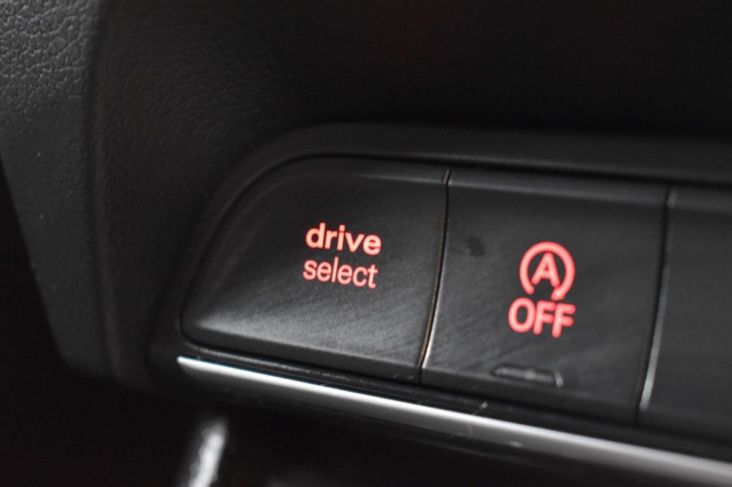 Used_2016_WHITE_AUDI_Q3_1