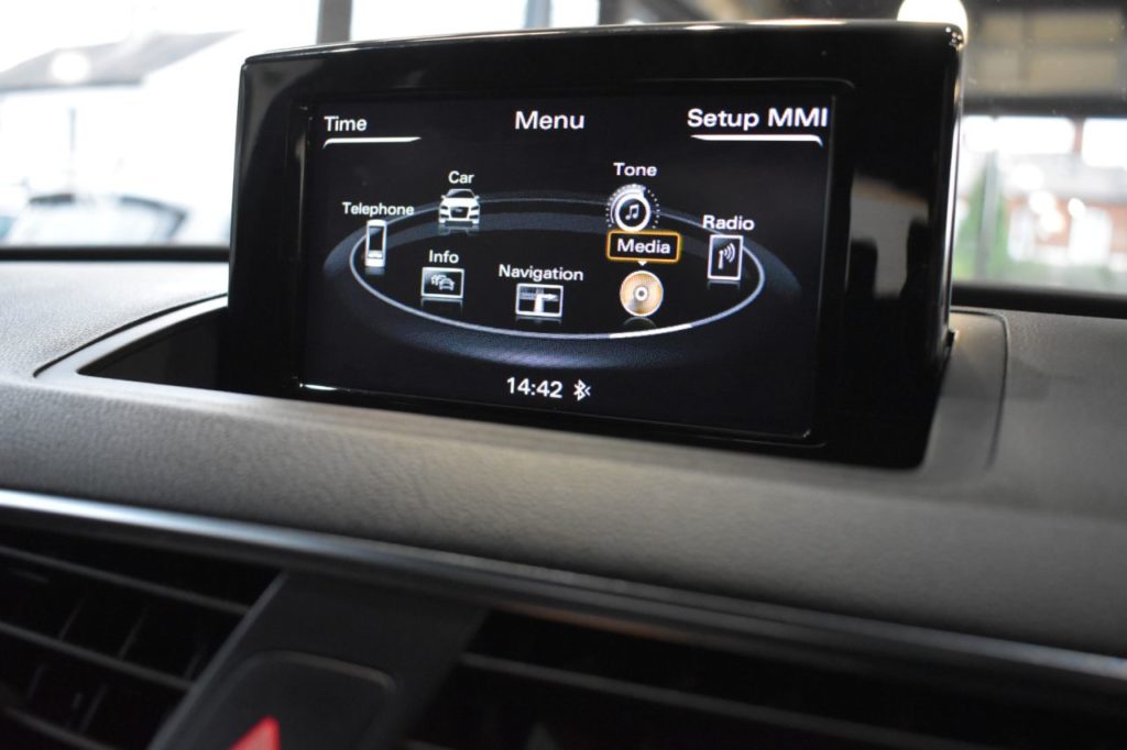 Used_2016_WHITE_AUDI_Q3_1