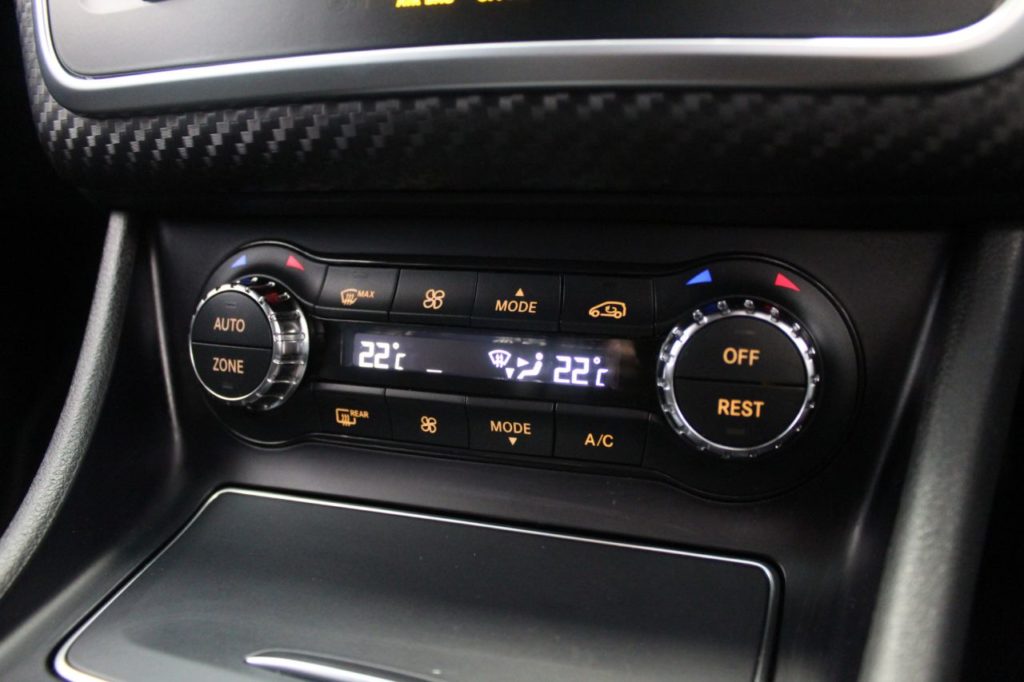 Used_2016_WHITE_MERCEDES-BENZ_A-CLASS_1