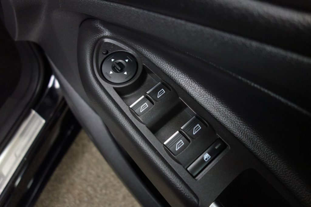 Used_2017_BLACK_FORD_KUGA_2