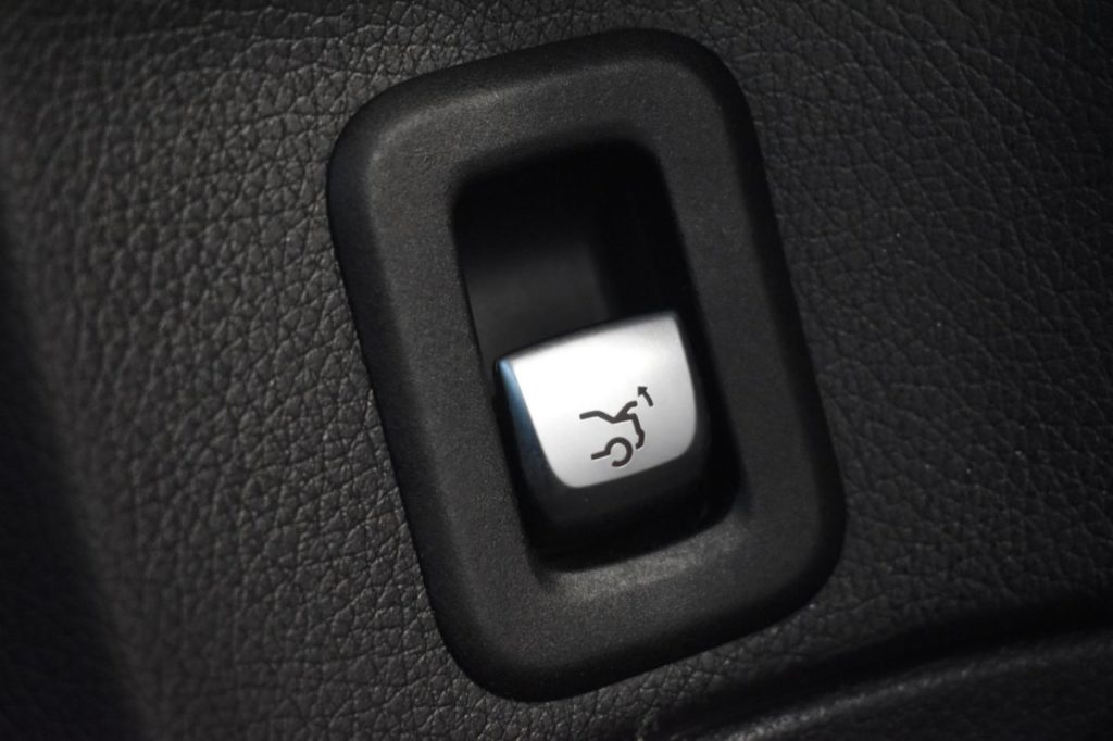 Used_2015_RED_MERCEDES-BENZ_C-CLASS_2