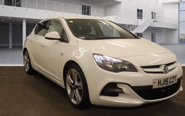 Used 2015 WHITE VAUXHALL ASTRA Hatchback 1.4 LIMITED EDITION 5d 140 BHP (reg. 2015-03-14) for sale in Crompton
