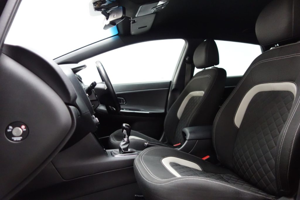 Used_2016_BLACK_KIA_CEED_1