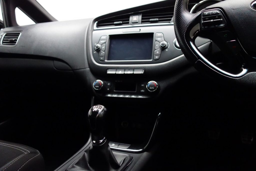 Used_2016_BLACK_KIA_CEED_1