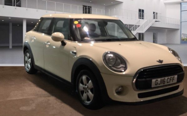 Used 2016 WHITE MINI HATCH ONE Hatchback 1.2 ONE 5d 101 BHP (reg. 2016-03-14) for sale in Crompton