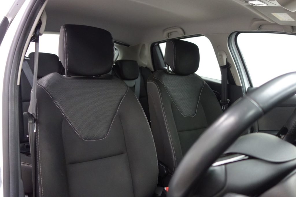 Used_2016_WHITE_RENAULT_CLIO_1